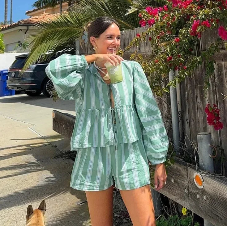 ensemble à 2 pièces chemise et shorts pour femmes.