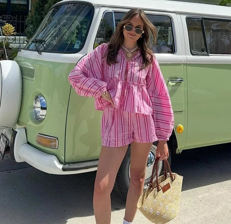 ensemble à 2 pièces chemise et shorts pour femmes.
