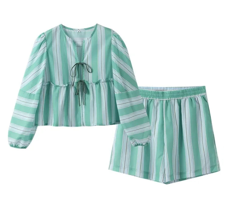 ensemble à 2 pièces chemise et shorts pour femmes.