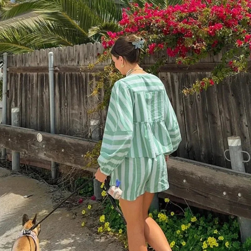 ensemble à 2 pièces chemise et shorts pour femmes.