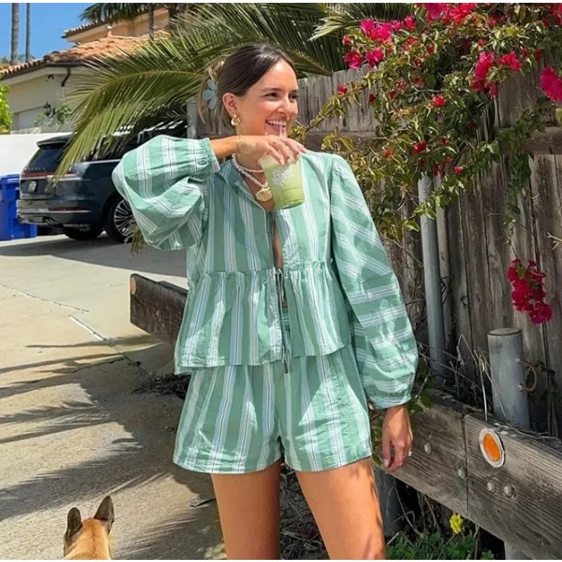 ensemble à 2 pièces chemise et shorts pour femmes.
