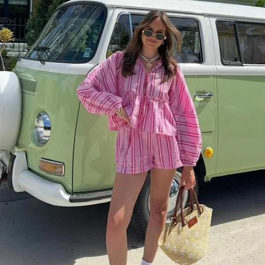 ensemble à 2 pièces chemise et shorts pour femmes.
