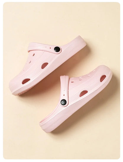 CROCS
 décontractées, antidérapantes FEMME