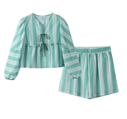 ensemble à 2 pièces chemise et shorts pour femmes.