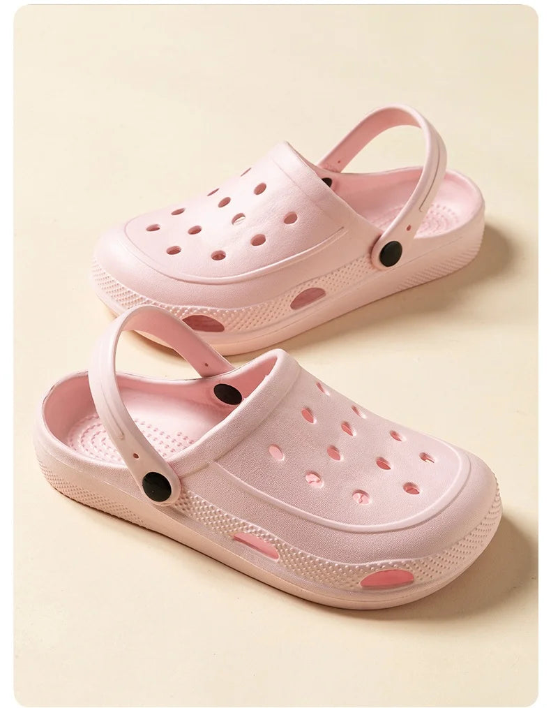 CROCS
 décontractées, antidérapantes FEMME